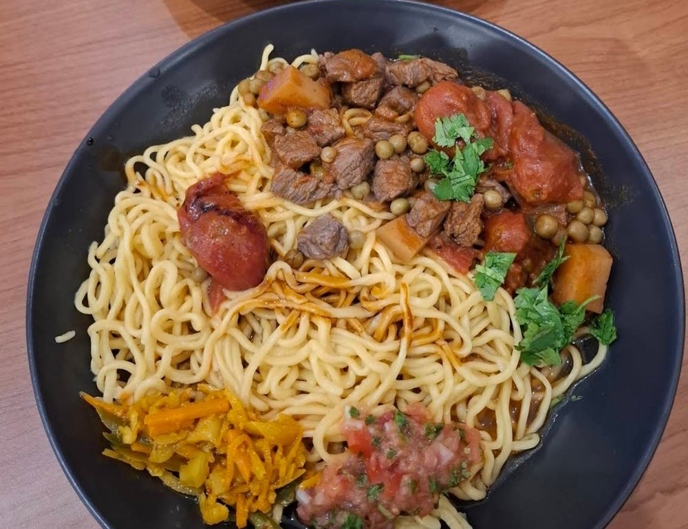 Zwei Schalen mit mauritischem Kari Poule und Rougaille Beef auf Nudeln